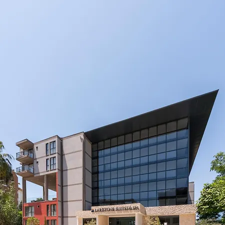 Apartahotel Laristone *